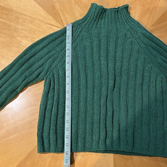 Green turtleneck sweater - Picture 3 of 3